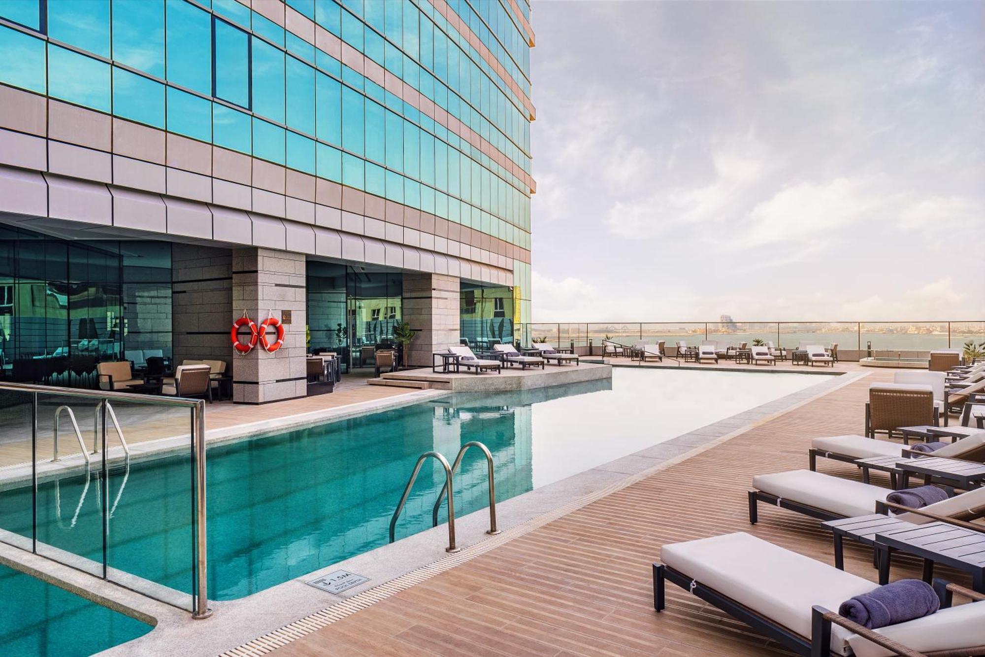 Hilton Bahrain Hotell Manama Eksteriør bilde The swimming pool at the hotel