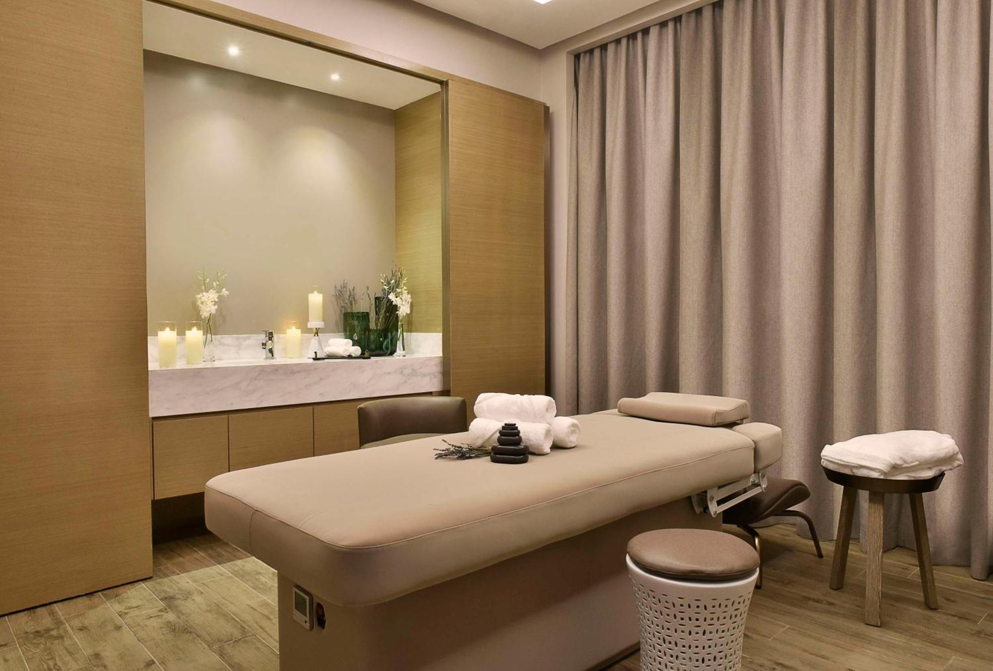 Hilton Bahrain Hotell Manama Eksteriør bilde A treatment room at a spa