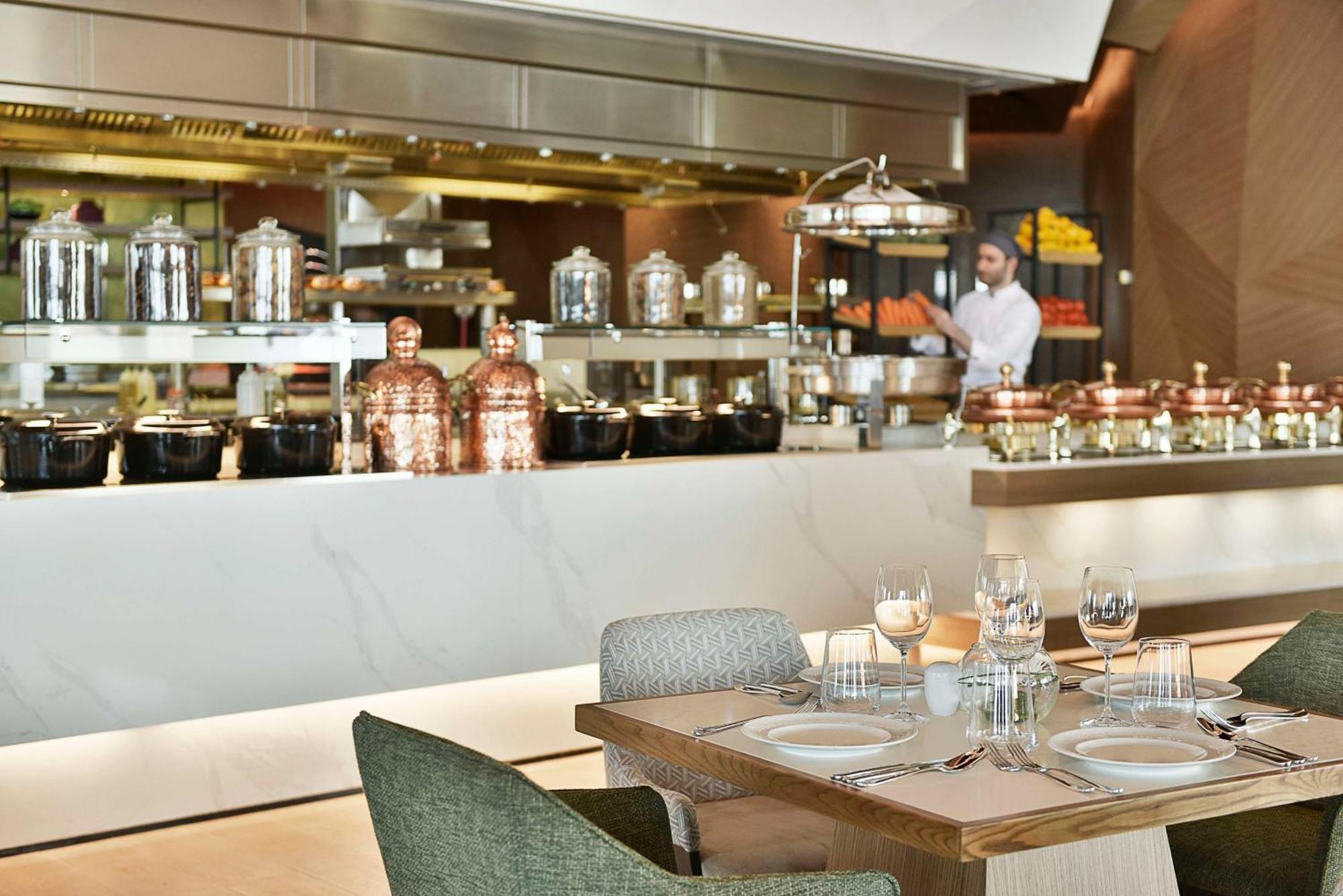 Hilton Bahrain Hotell Manama Eksteriør bilde The open kitchen at the restaurant