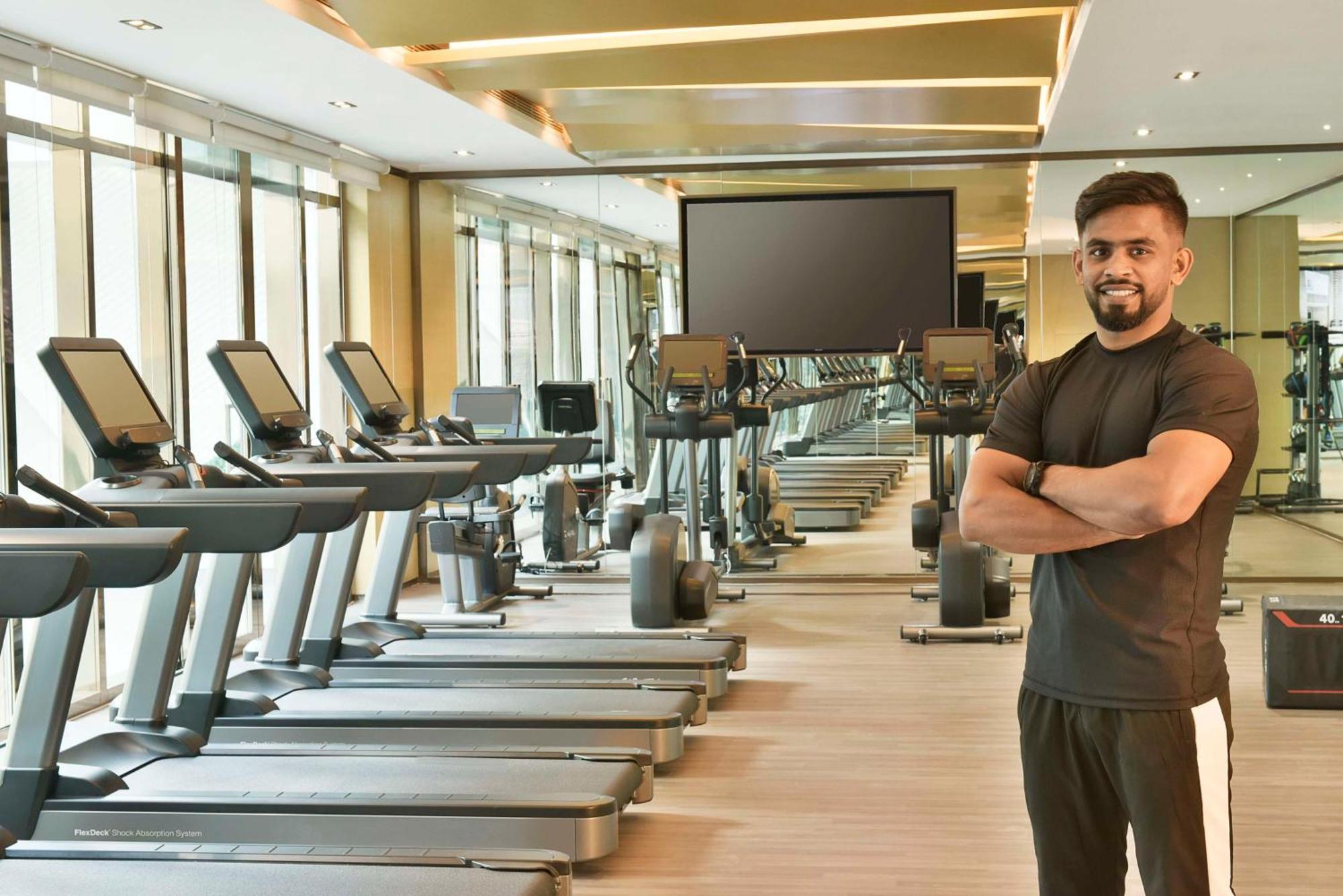 Hilton Bahrain Hotell Manama Eksteriør bilde Personal trainer in a gym